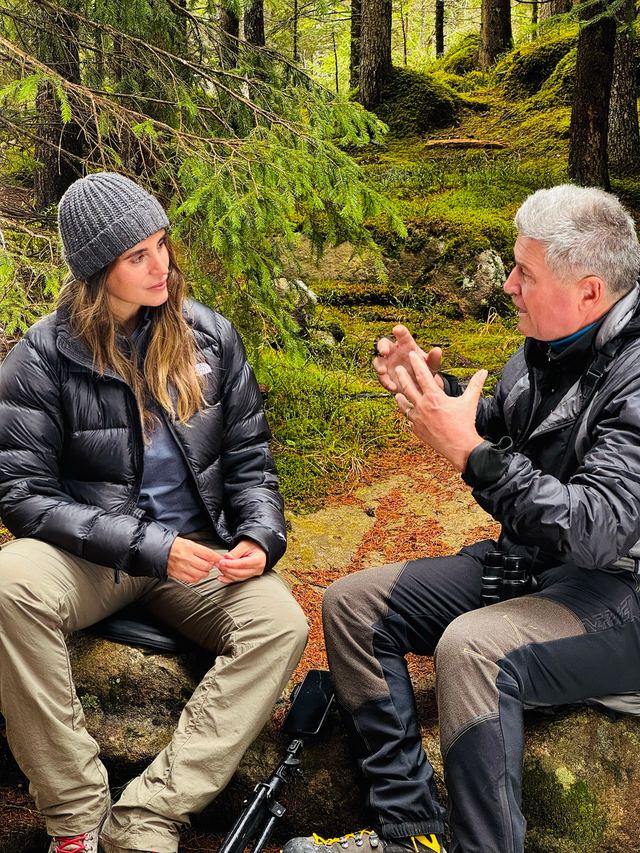 Mia Canestrini durante un’intervista in un bosco di abeti