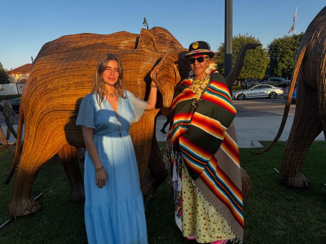 Mia Canestrini accanto alle sculture di elefanti della Great Elephant Migration